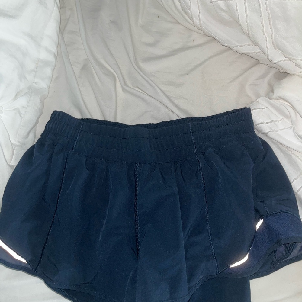 Lululemon hottie hot shorts navy LR 2.5